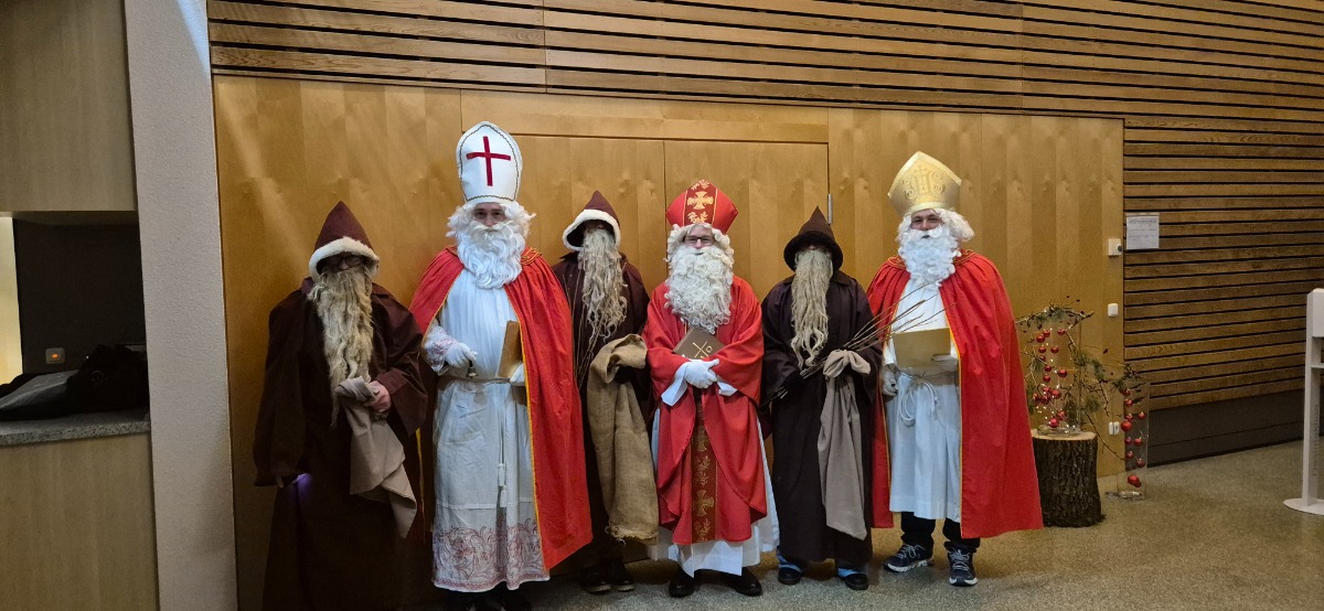 Goldene Bücher & schwere Säcke: Unsere Nikolaus-Delegation in Action!